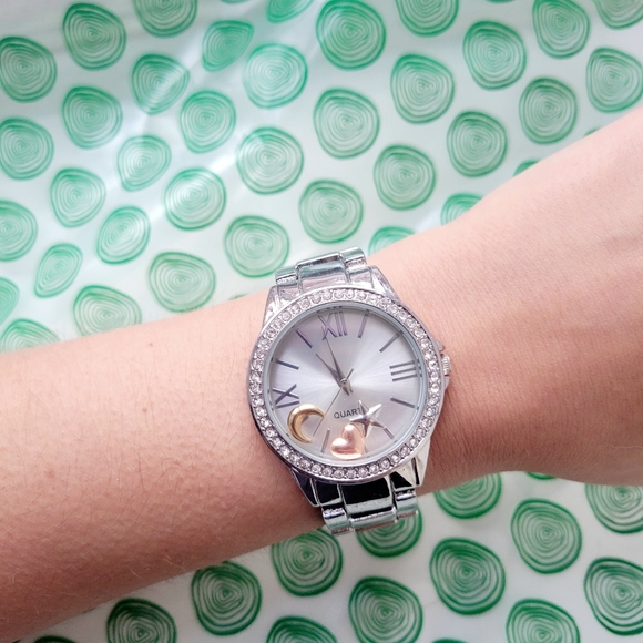 Avon Quartz Moon & Stars Roman Numerals Watch - Picture 5 of 10